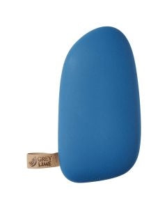 Grå powerbank med stenlignende udseende og organisk form.