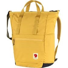 Grøn Fjällräven Totepack med bærestropper og lommer.