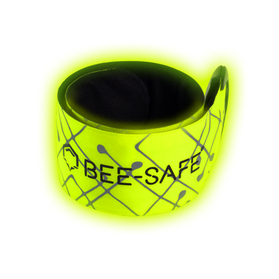 Reflekterende LED armbånd i neongul slap-on design.