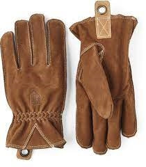 Brun nubuck læderhandske med elastisk håndled og øjelet.