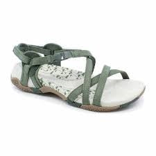 Brune nubuck lædersandaler med spænde og Velcro lukning.