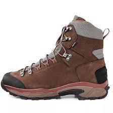 Brune nubuck læder vandrestøvler med gummiforstærkning.