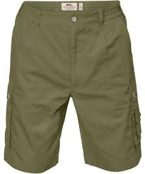 Beige cargo shorts med flere lommer og knaplukning.