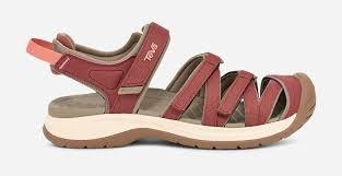 Beige lukket-tå sandal med justerbare stropper og mønster.