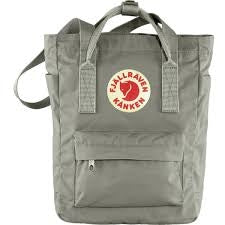 Grøn Fjällräven Totepack med lynlåslukning og sidelommer.