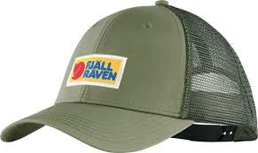 Unisex trucker cap med Fjällräven logo og mesh bagside.