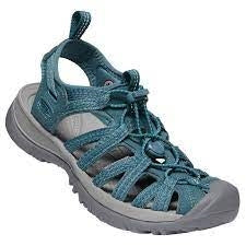 Beige damesandal med bungee-lukning og tåbeskyttelse.