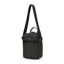 Sort crossbody taske med låsbare lynlåse og justerbar rem.