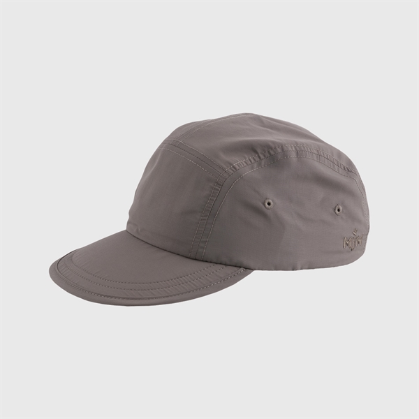 Baseballkasket i beige med justerbar rem og huller.