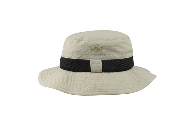 Lyseblå bøllehat med ventilationshuller og bred skygge.